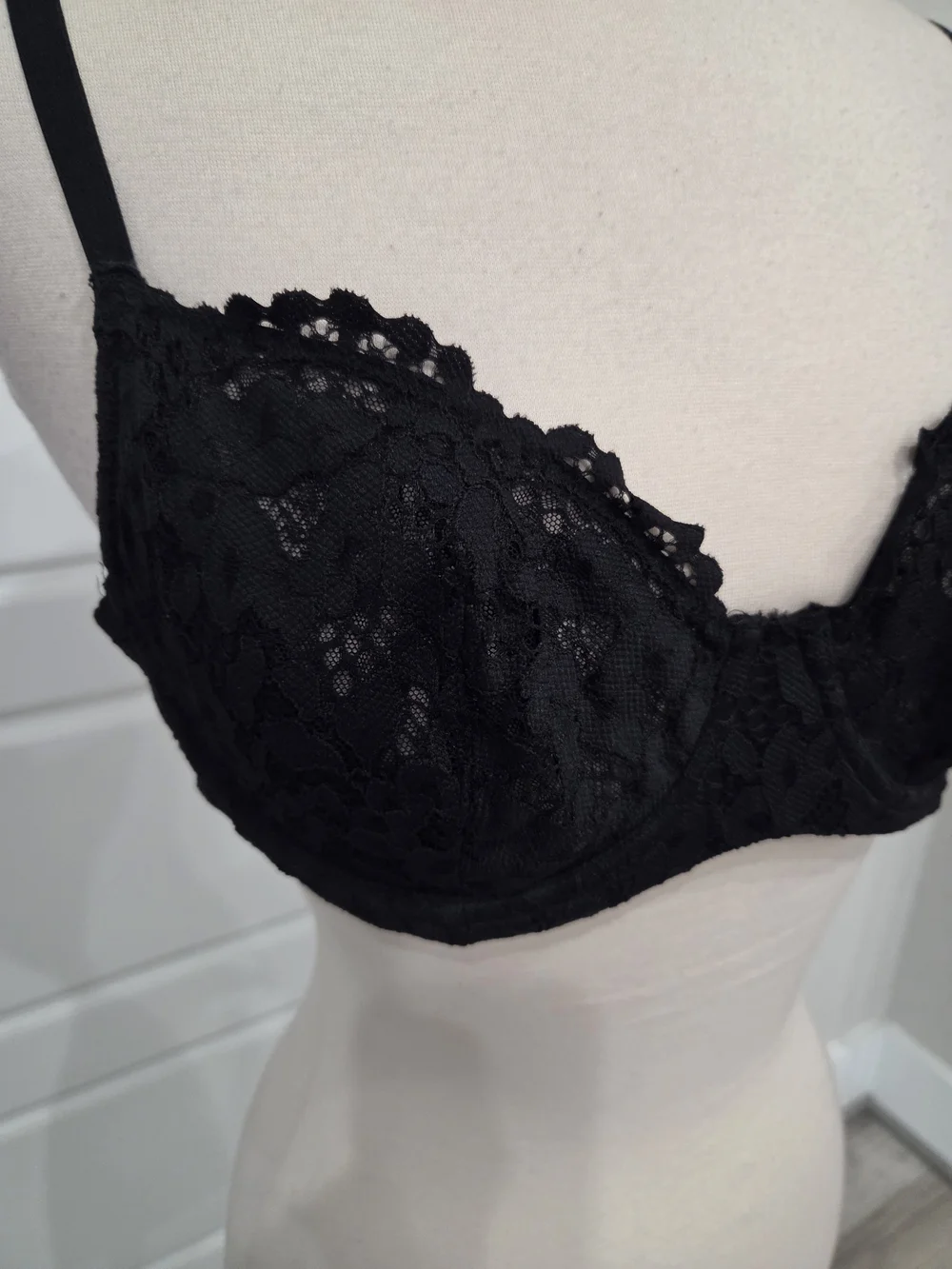 Victoria's Secret Black Lace Underwire Bra Size 38B
